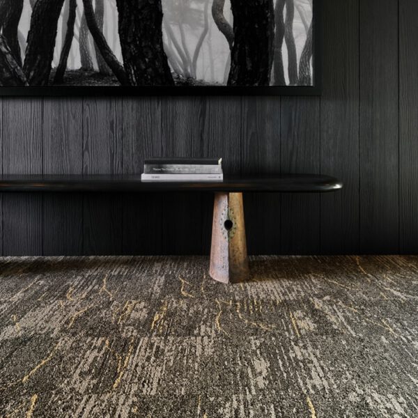 IVC CARPET TILES C243 IMPERFECTION GRIT 685, doos 4m2, 100x25cm, 8,6mm dik - Afbeelding 4