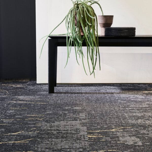 IVC CARPET TILES C245 IMPERFECTION RUPTURE 989, doos 4m2, 100x25cm, 8,7mm dik - Afbeelding 4